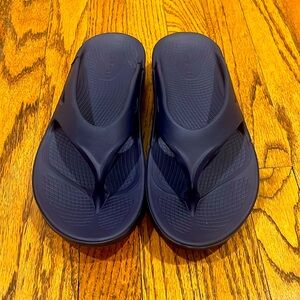 OOFOS Ooriginal Recovery Flip Flop Sandal Navy Women's 9/Men’s 7